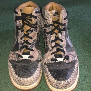 Nike Dunk Cmft Prm Qs Men's. In okay condition there is creases.